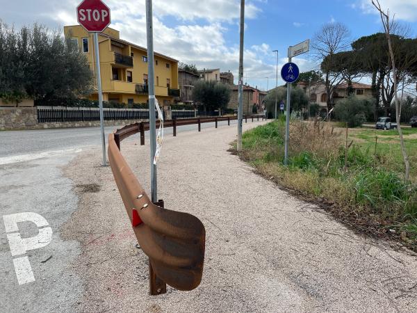 Eingang des Radwegs in Torricella. Links die Straße mit Stoppschild. Auf der rechten Seite der Radweg. Die beiden durch Leitplanken getrennt